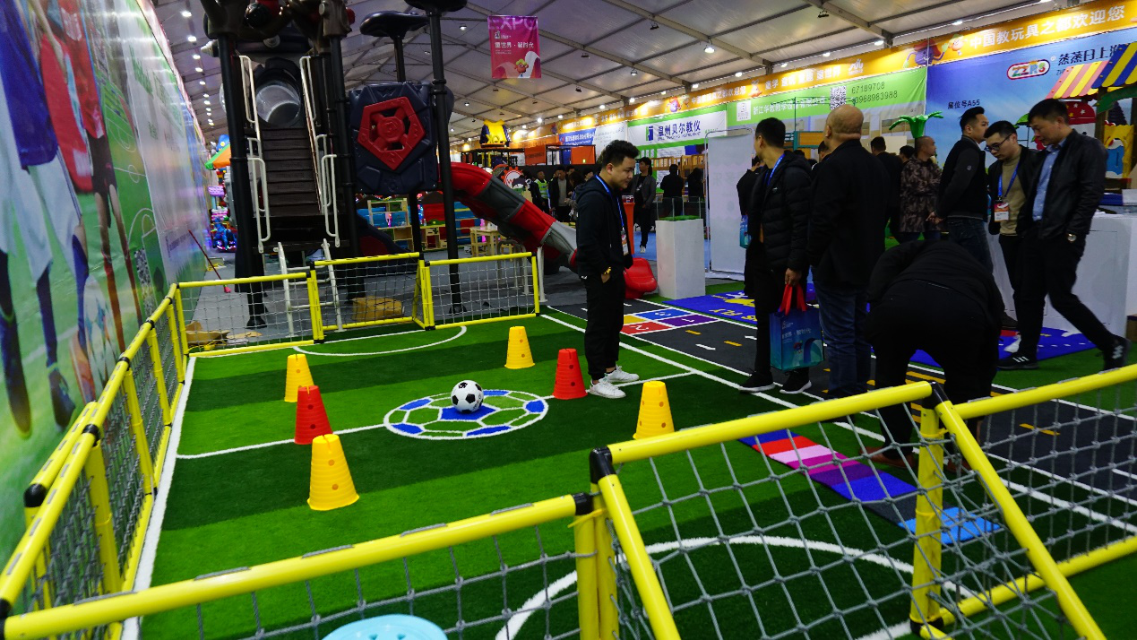 首届中国教玩具之都国际博览会完美落幕，8868体育app免充砂足球草为校园足球助力